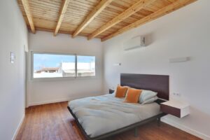 Dormitorio 2 con detalle vistas desde ventanal del apartamento duplex en El Cotillo