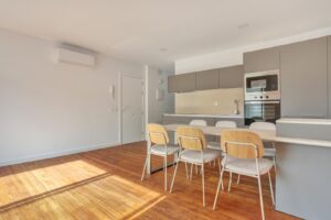 Salón y cocina integrada del apartamento duplex en El Cotillo