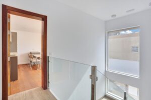 Detalle de barandilla transparente de las escaleras del apartamento duplex en El Cotillo