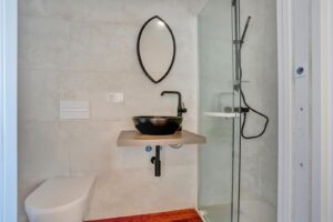 Segundo Baño con lavabo y mampara de ducha del apartamento duplex
