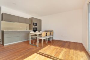 Cocina completa con detalle de mesa y sillas para utilizar de comedor en el apartamento duplex en El Cotillo