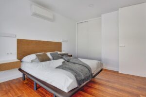 Dormitorio principal con detalle del aire acondicionado del apartamento duplex en El Cotillo