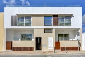 Fachada vista de frente del edificio del apartamento duplex en El Cotillo, Fuerteventura