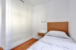 Dormitorio principal con detalle de armarios empotrados del apartamento duplex en El Cotillo