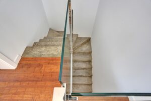 Detalle de la calidad de materiales de las escaleras para subir a la planta alta