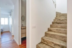 Escaleras para subir a la planta alta del apartamento duplex en El Cotillo