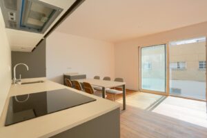Mesa y sillas de la cocina para comer del apartamento duplex