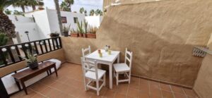 Detalle de mesas y sillas de la terraza del apartamento en Oasis Dunas de Corralejo, Fuerteventura.