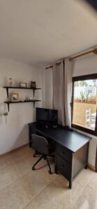 Salón y cristalera de salida a la terraza del apartamento en Oasis Dunas de Corralejo, Fuerteventura.