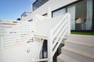 Escalera de acceso a la planta baja calle del apartamento entreplanta de la urbanización Cotillo Mar en Fuerteventura