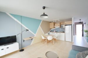 Cocina integrada en el salón del apartamento entreplanta de la urbanización Cotillo Mar en Fuerteventura