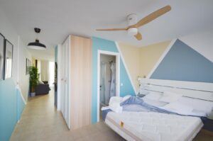 Dormitorio principal apartamento entreplanta de la urbanización Cotillo Mar en Fuerteventura