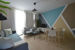 Salón con detalle de sofás y mesa baja del apartamento en planta baja de la urbanización Cotillo Mar