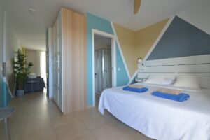 Dormitorio principal de apartamento en planta baja de la urbanización Cotillo Mar