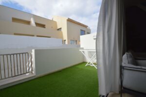 Patio con jardín del apartamento en planta baja de la urbanización Cotillo Mar