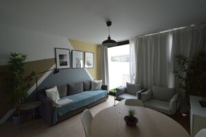 Salón con detalle de mesa comedor baja del apartamento en planta baja de la urbanización Cotillo Mar