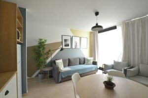 Salón con detalle de salida al jardín del apartamento en planta baja de la urbanización Cotillo Mar