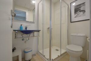Baño completo del apartamento en planta baja de la urbanización Cotillo Mar