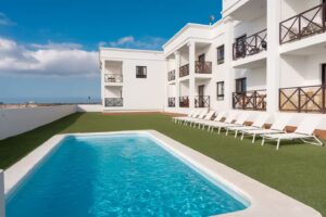 Piscina comunitaria del apartamento en la urbanización Los Lagos en El Cotillo.