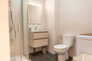 Baño completo del apartamento en la urbanización Los Lagos en El Cotillo, Fuerteventura