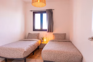 Dormitorio secundario del apartamento en la urbanización Los Lagos en El Cotillo.