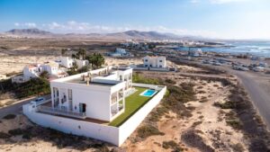 Vista aérea del edificio del apartamento en la urbanización Los Lagos en El Cotillo.