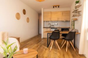 Cocina integrada en el salón del apartamento en la urbanización Los Lagos en El Cotillo.