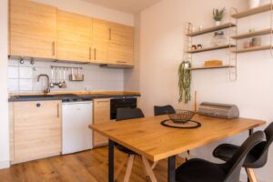 Detalles de decoración de la cocina del apartamento en la urbanización Los Lagos en El Cotillo.