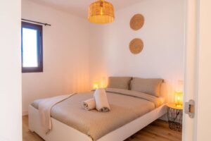 Dormitorio principal del apartamento en la urbanización Los Lagos en El Cotillo