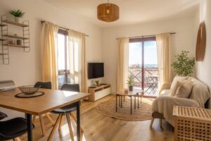 Salón con detalles de sofá y mesa comedor del apartamento en la urbanización Los Lagos en El Cotillo.