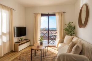 Salón con espectaculares vistas al mar del apartamento en la urbanización Los Lagos en El Cotillo, Fuerteventura