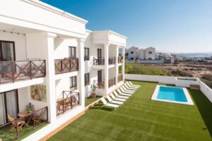 Fachada del edifico de dos plantas donde está el apartamento en la urbanización Los Lagos de El Cotillo