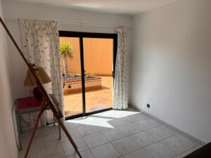 Habitación con salida al patio del apartamento las olas en el paseo marítimo de Corralejo