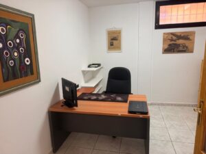Detalles de mesa despacho en habitación del apartamento las olas en el paseo marítimo de Corralejo