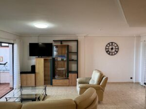 Detalle de sofás del salón en apartamento las olas en el paseo marítimo de Corralejo