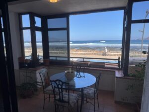 Espectaculares vistas al mar desde la cristalera de la terraza cerrada del apartamento las olas en el paseo marítimo de Corralejo