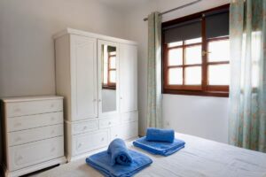Dormitorio principal y detalles de armario del chalet independiente de calle pared alta de Lajares