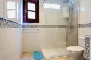 Baño detalle mampara y ducha del chalet independiente de calle pared alta de Lajares