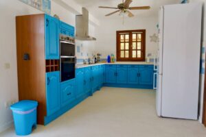 Cocina completa del chalet independiente de calle pared alta de Lajares