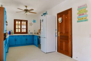 Cocina detalle de frigorífico del chalet independiente de calle pared alta de Lajares