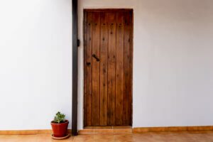 Puerta de madera de entrada del chalet independiente de calle pared alta de Lajares