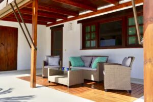 Detalles de sillones y mesa baja del porche del chalet independiente de calle pared alta de Lajares