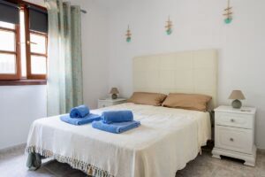 Dormitorio cama grande del chalet independiente de calle pared alta de Lajares