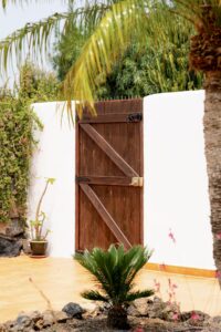 Entrada desde jardín del chalet independiente de calle pared alta de Lajares