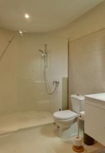Otro baño con muebles de color blanco del chalet independiente de calle pared alta de Lajares