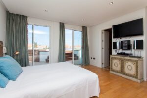 Dormitorio principal del chalet de lujo en la zona más exclusiva de Corralejo, Fuerteventura