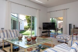 Salón con detalle de mesa de cristal y televisión del chalet de lujo en Corralejo