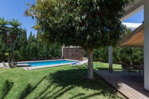 Jardín con arboles del chalet de lujo en Corralejo
