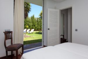 Dormitorio con salida al jardín y piscina del chalet de lujo en la zona más exclusiva de Corralejo, Fuerteventura