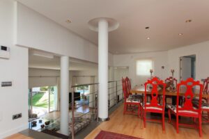 Comedor en otra altura, con sillas de diseño del chalet de lujo en la zona más exclusiva de Corralejo, Fuerteventura